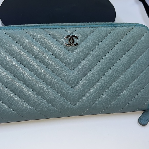 Sale ‼️‼️‼️💜💜💜Authentic Chanel   Zippy Wallet - Picture 8 of 9